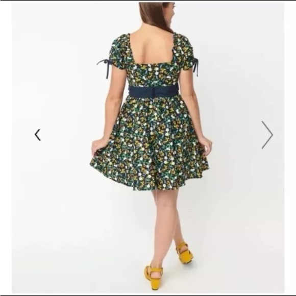 UNIQUE VINTAGE Size M / L 1950's Flare Dress Strawberry Floral Pinup Milkmaid - Picture 2 of 15